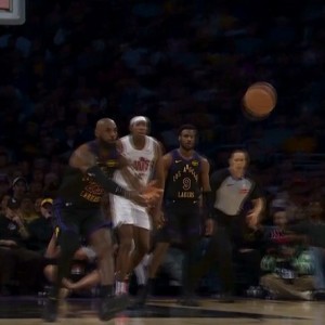 B体育便捷服务-攻防发力！湖人抢断哈登 詹姆斯端球长传助拉拉维亚反击暴扣