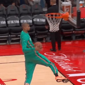 B体育移动端-NBA官方晒文班亚马热身扣篮：击地胯下再拿球完成战斧劈扣